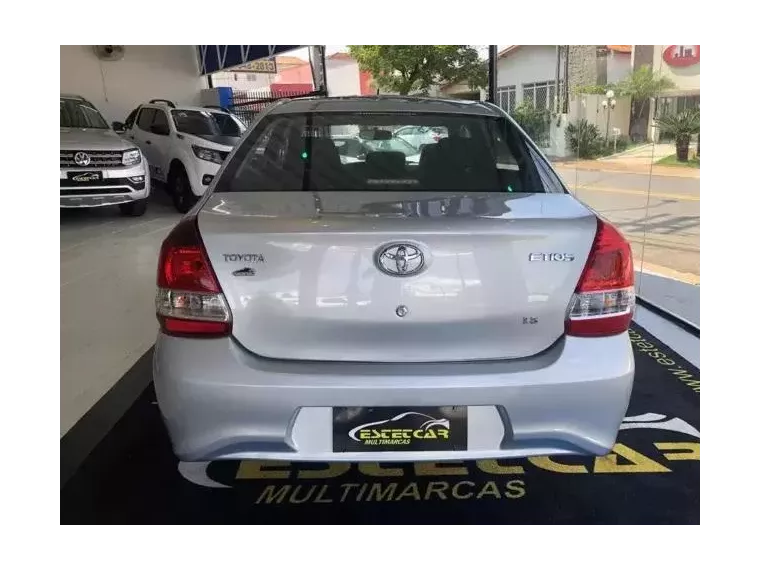 Toyota Etios Prata 4