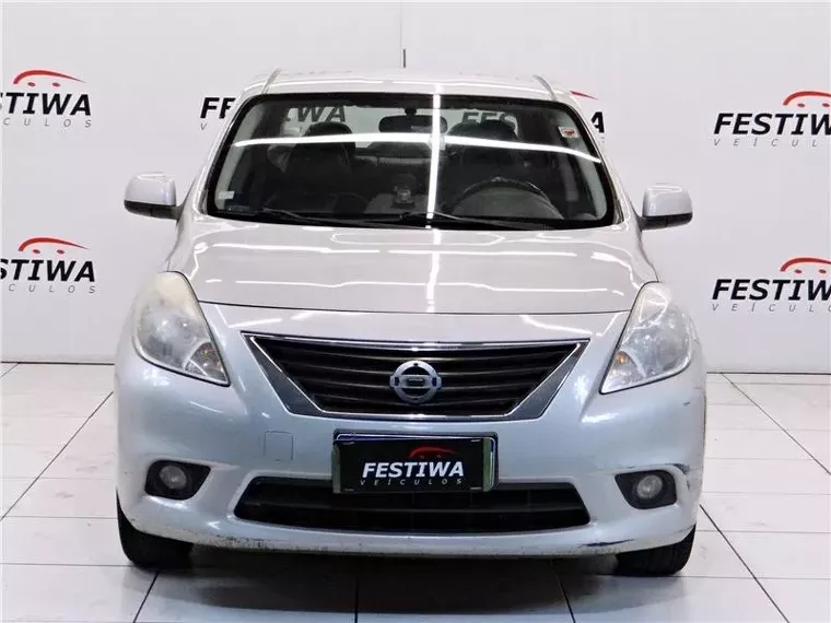 Nissan Versa Prata 10