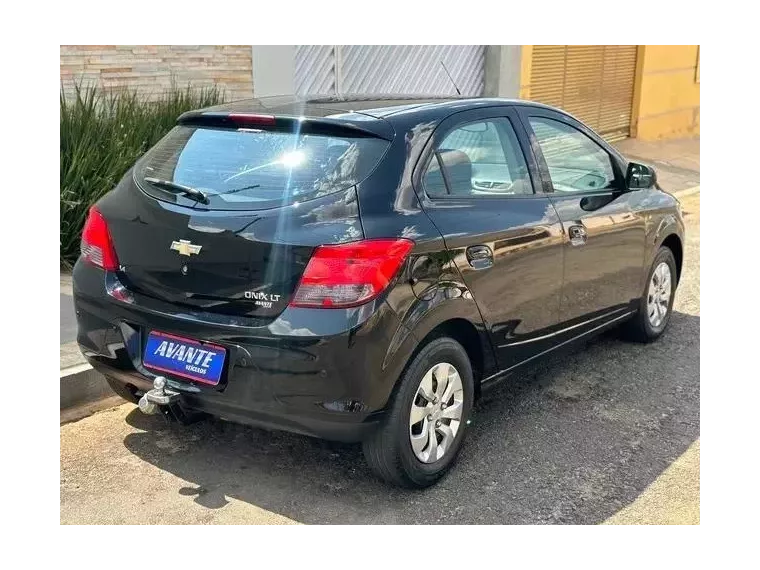 Chevrolet Onix Preto 2