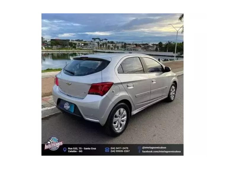 Chevrolet Onix Prata 1