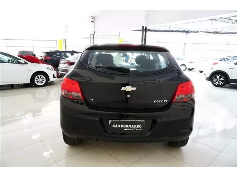 Chevrolet Onix Preto 9