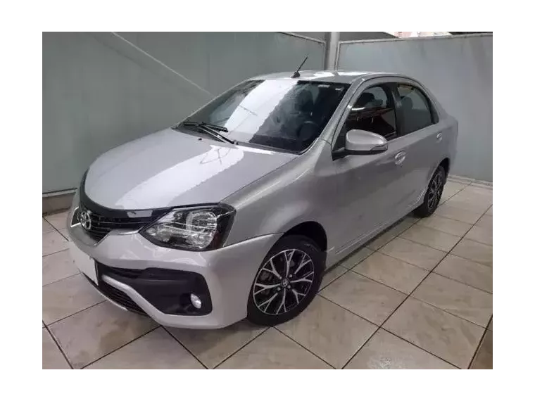 Toyota Etios Prata 4