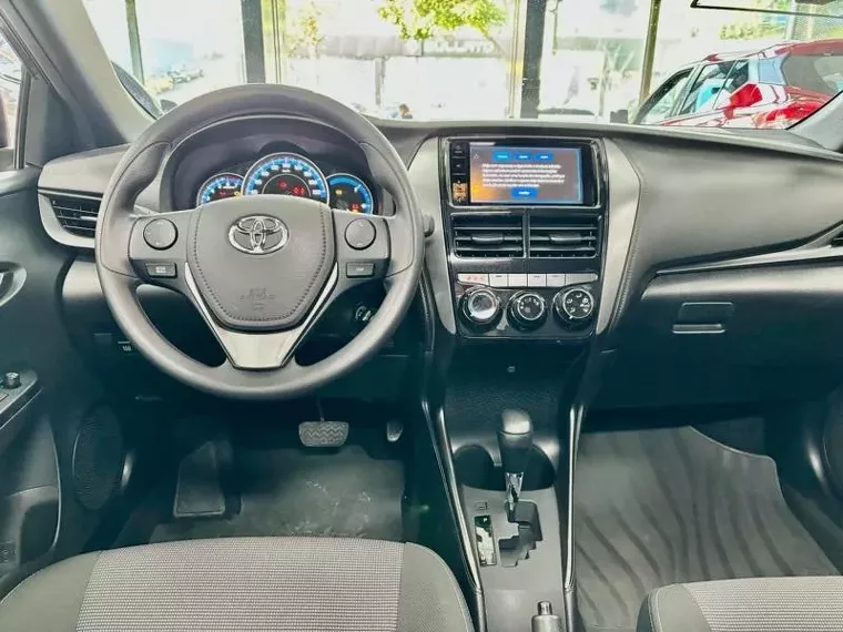 Toyota Yaris Cinza 15