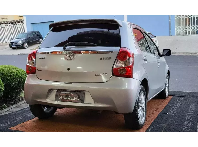 Toyota Etios Prata 12