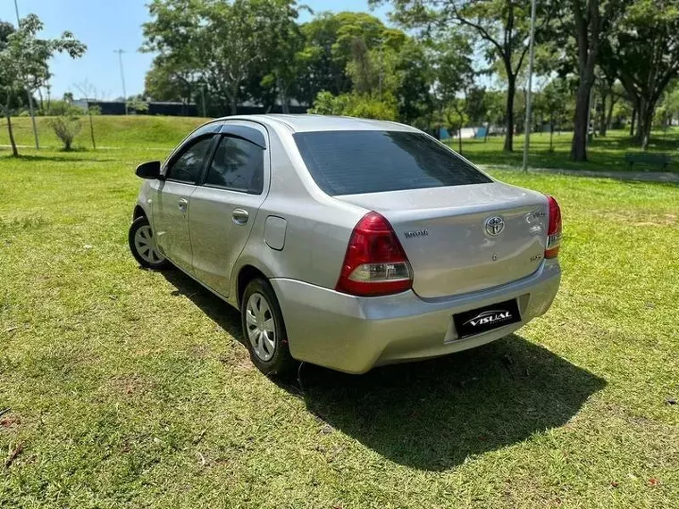 Toyota Etios Prata 7