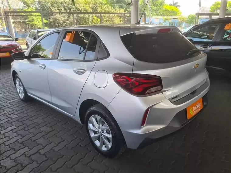 Chevrolet Onix Prata 8