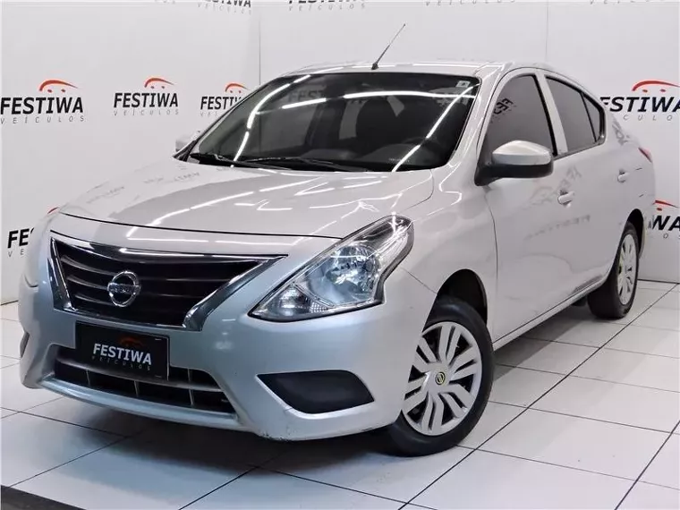 Nissan Versa Prata 8