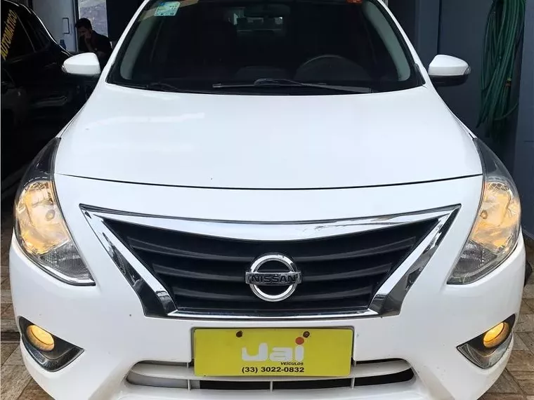 Nissan Versa Branco 5