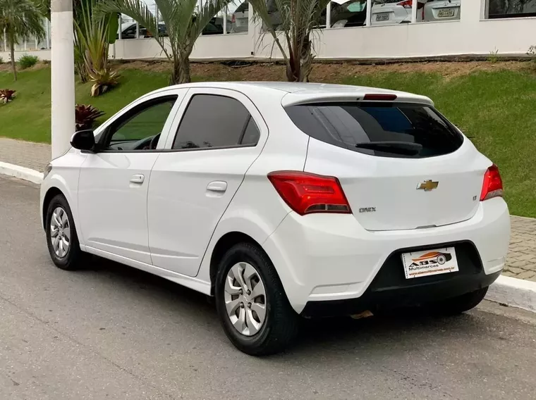 Chevrolet Onix Branco 6