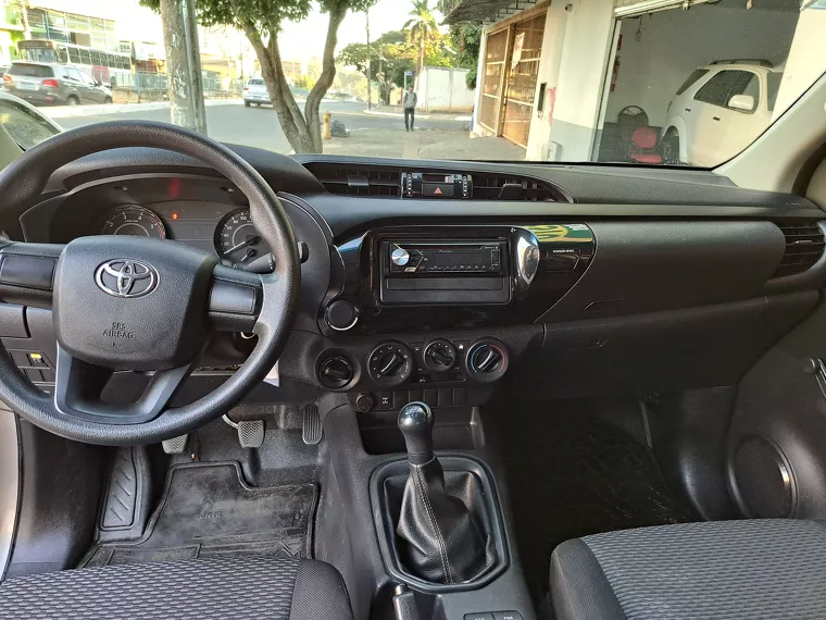 Toyota Hilux Prata 31