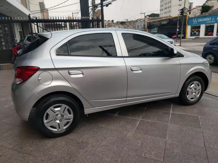 Chevrolet Onix Prata 4