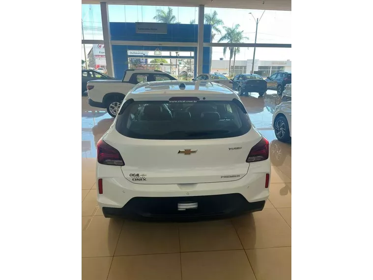 Chevrolet Onix Branco 8