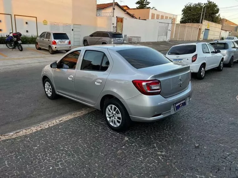 Renault Logan Prata 4