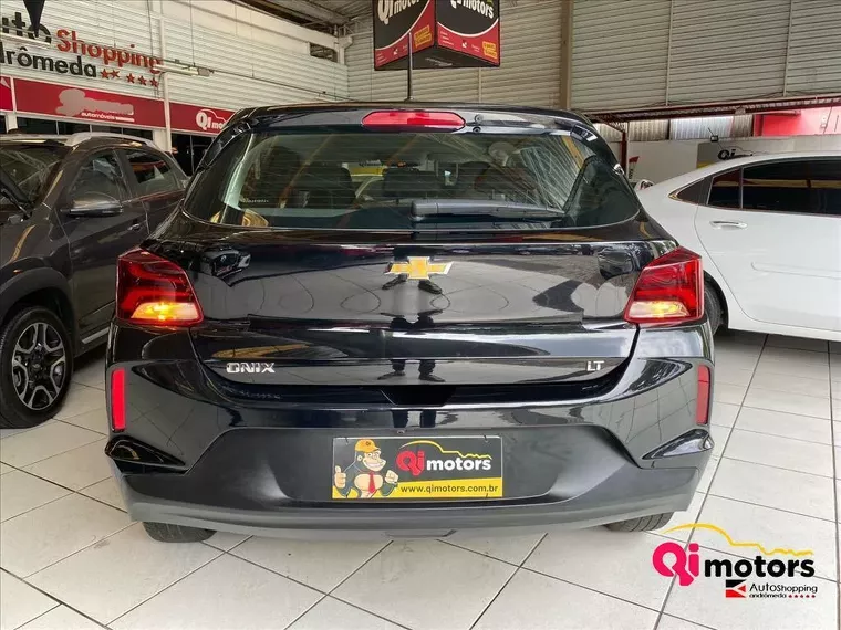 Chevrolet Onix Preto 5