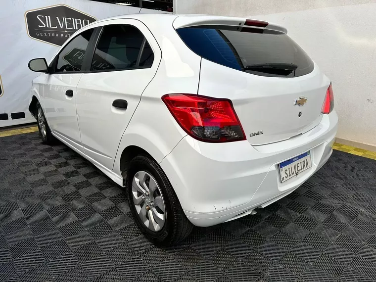 Chevrolet Onix Branco 13