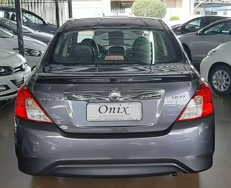 Nissan Versa Cinza 15