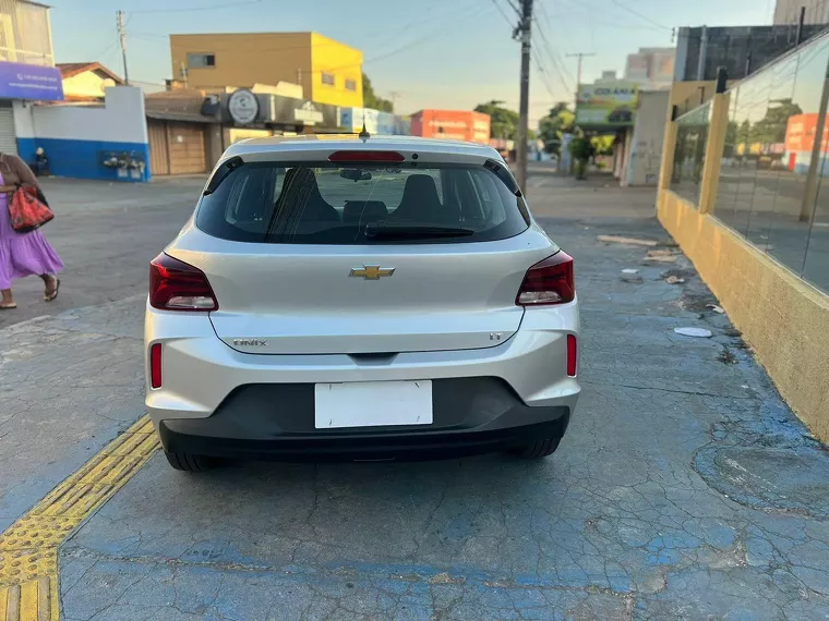 Chevrolet Onix Prata 5