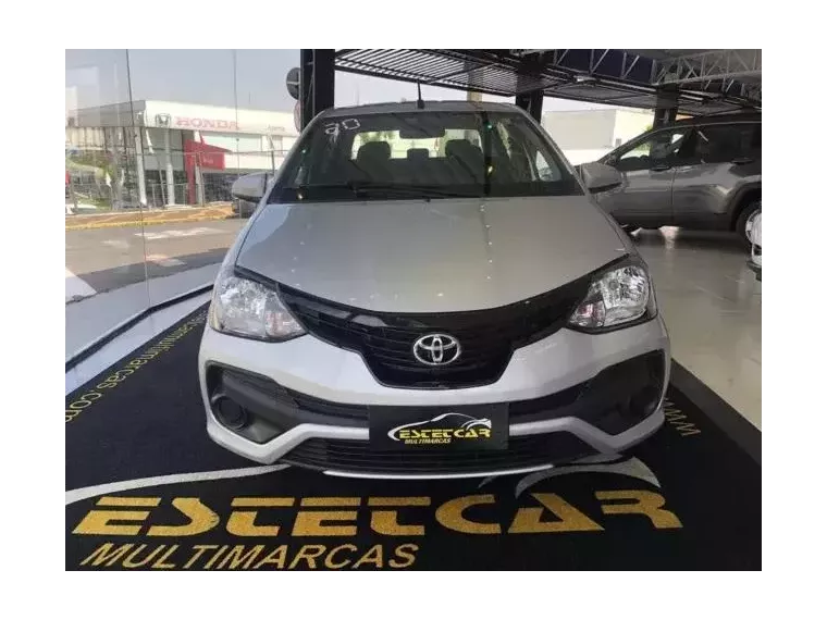 Toyota Etios Prata 7