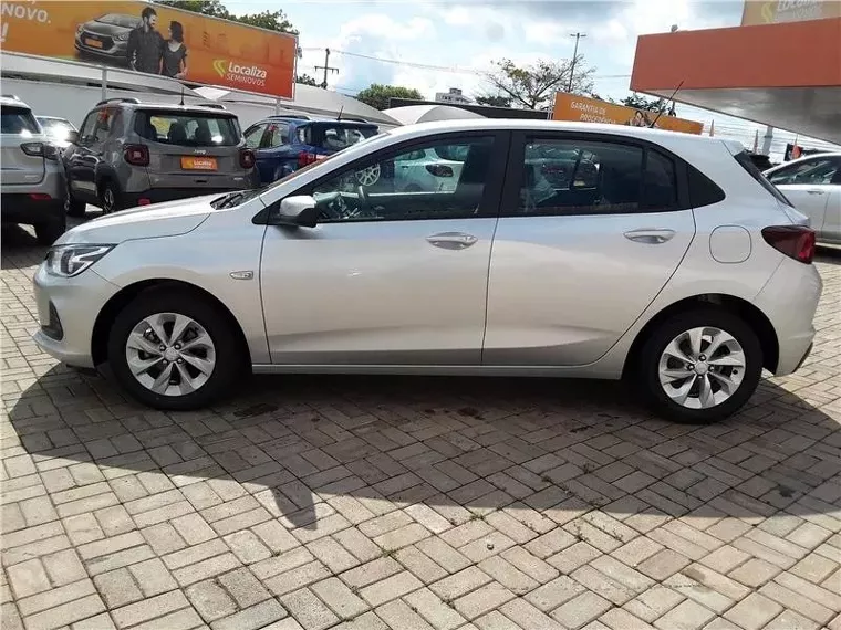 Chevrolet Onix Prata 6