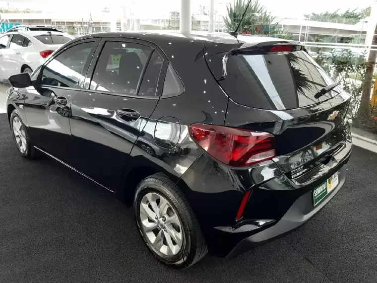 Chevrolet Onix Preto 4