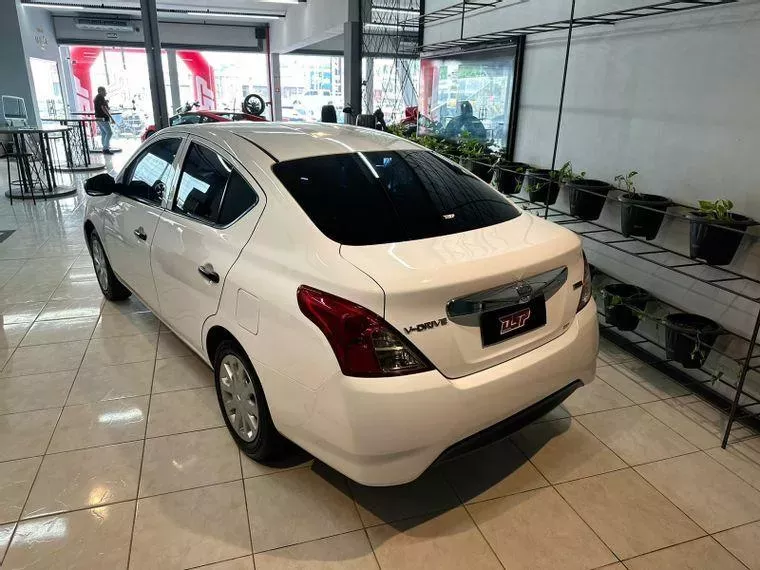 Nissan Versa Branco 9