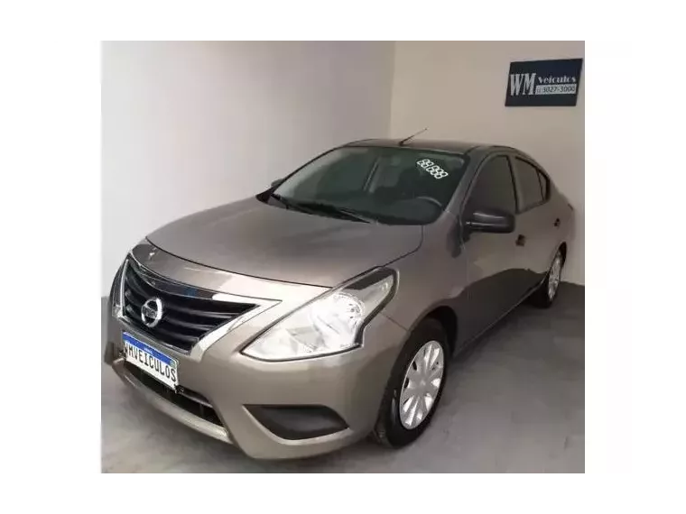 Nissan Versa Cinza 10