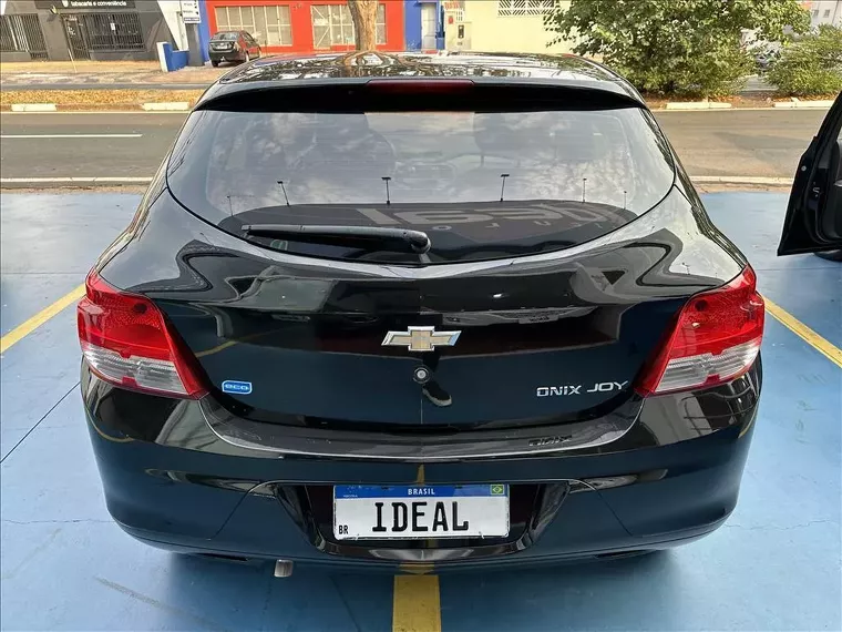 Chevrolet Onix Preto 5