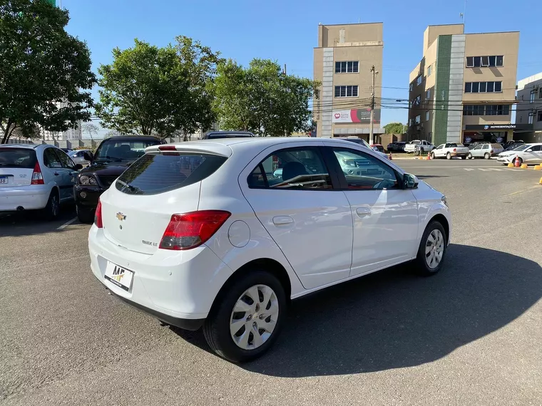 Chevrolet Onix Branco 4