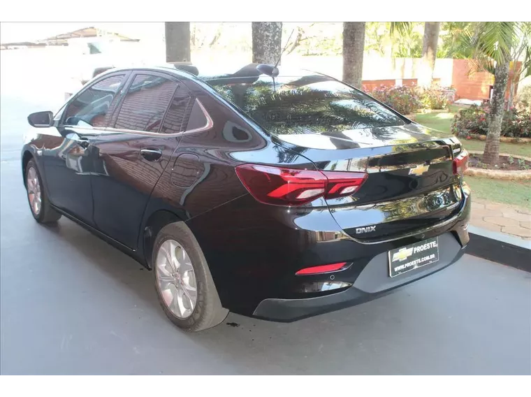 Chevrolet Onix Preto 4