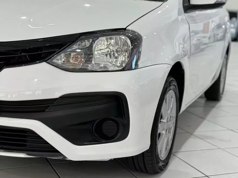 Toyota Etios Branco 5