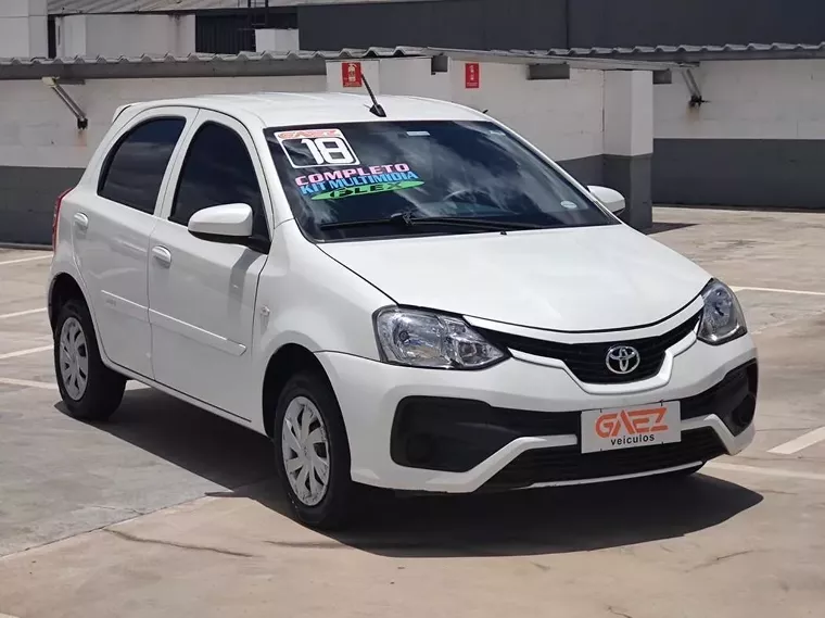 Toyota Etios Branco 12