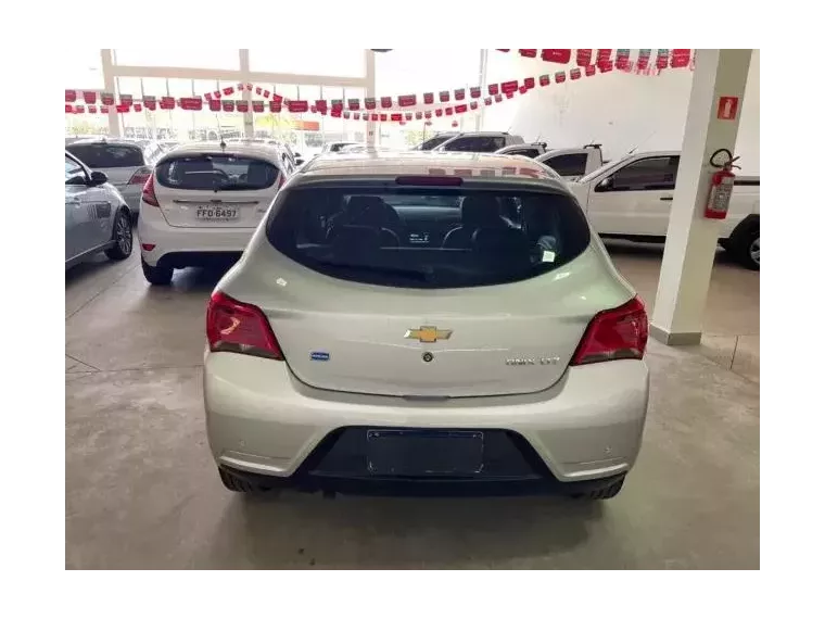 Chevrolet Onix Prata 5