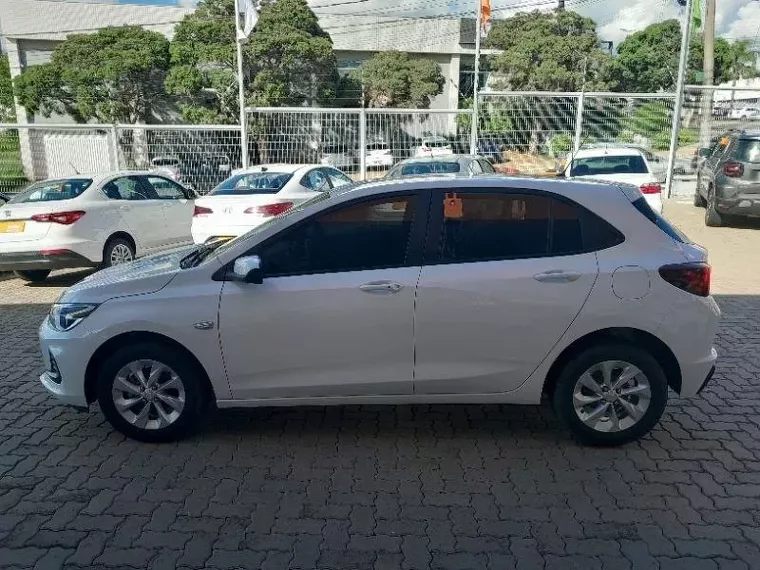 Chevrolet Onix Branco 4