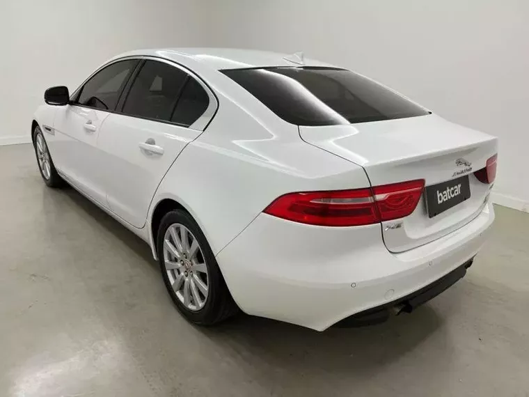 Jaguar XE Branco 2