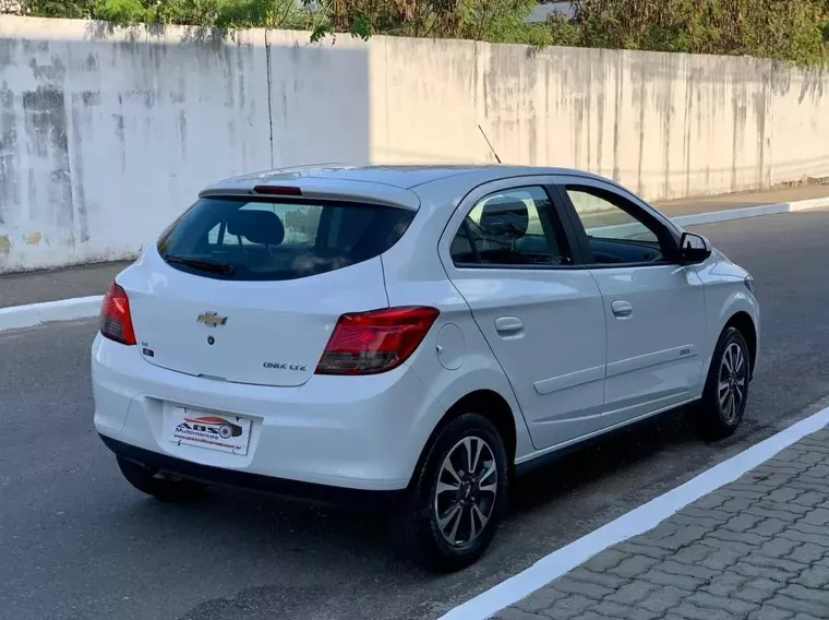 Chevrolet Onix Branco 10