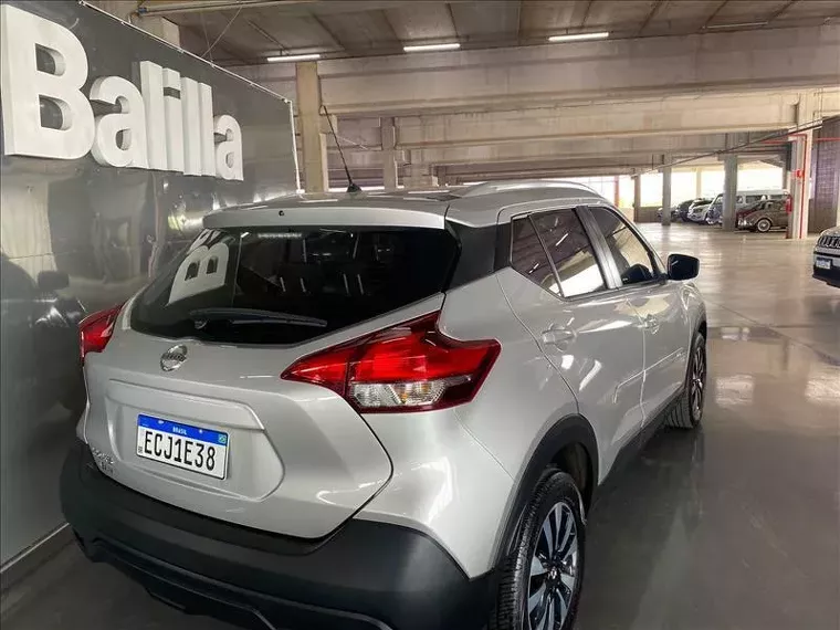 Nissan Kicks Prata 4