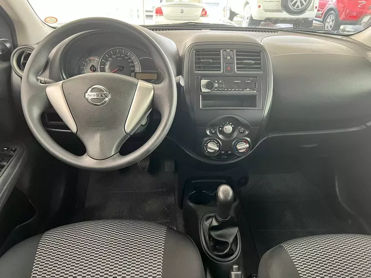 Nissan Versa Branco 9