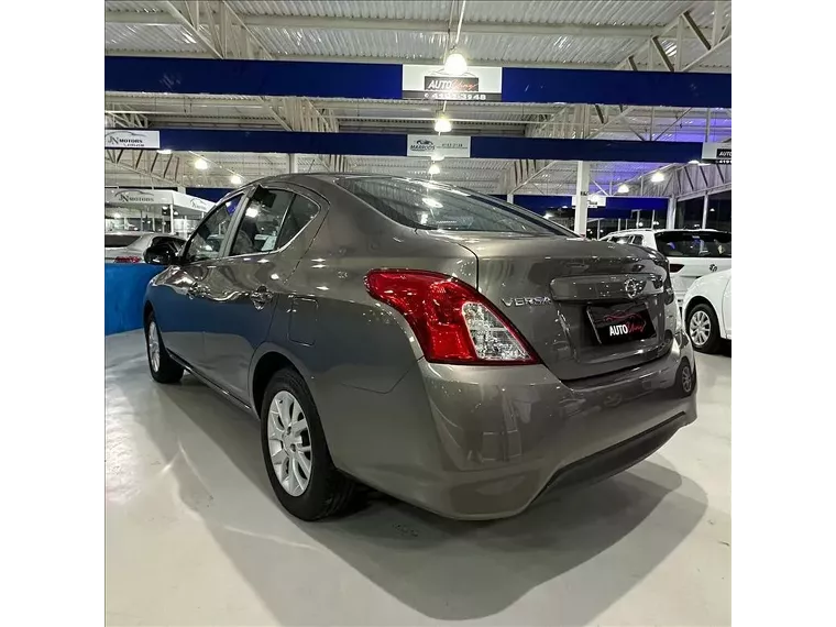 Nissan Versa Cinza 10