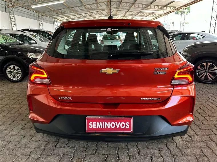 Chevrolet Onix Laranja 2