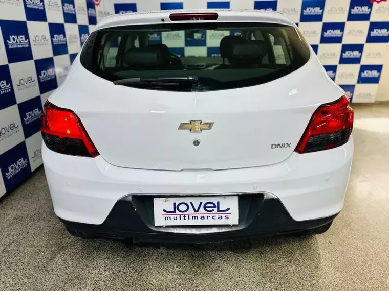 Chevrolet Onix Branco 6