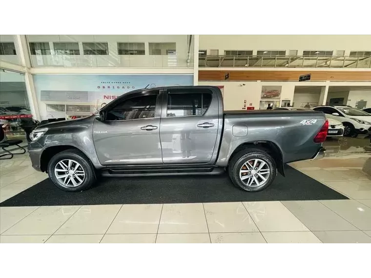 Toyota Hilux Cinza 5