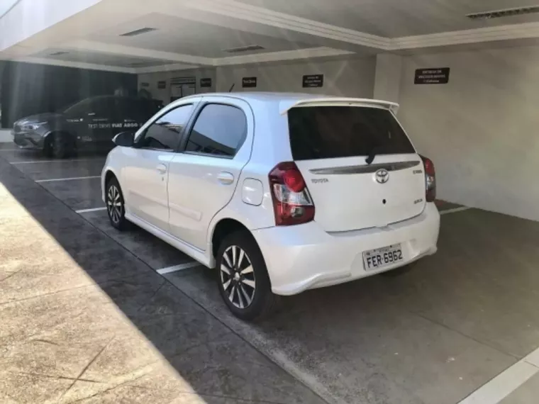 Toyota Etios Branco 4