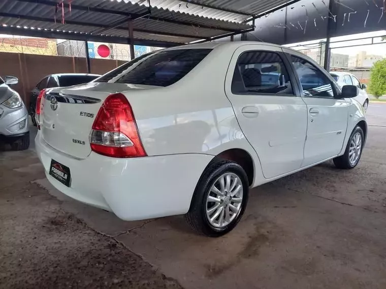 Toyota Etios Branco 2