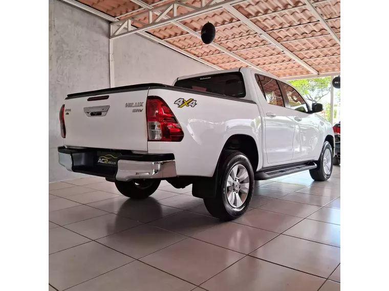 Toyota Hilux Branco 2