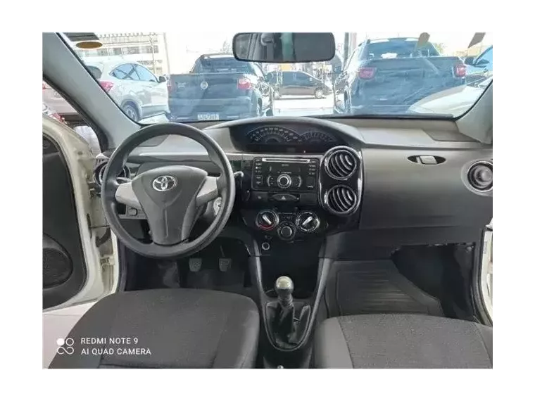 Toyota Etios Branco 5