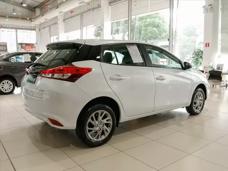 Toyota Yaris Branco 9