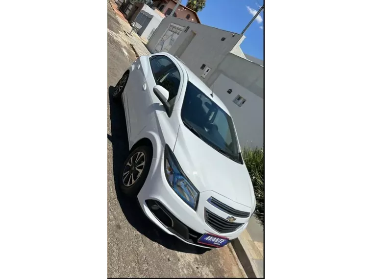 Chevrolet Onix Branco 12