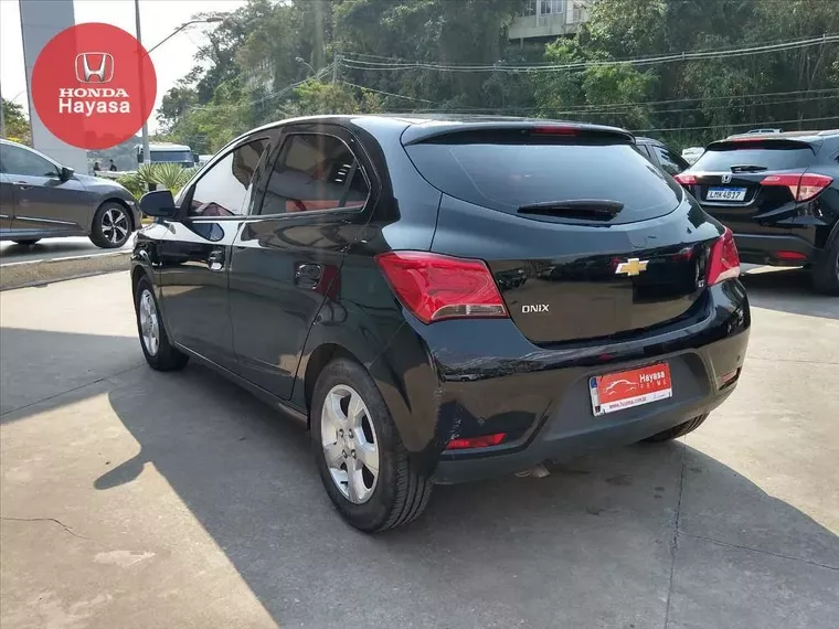 Chevrolet Onix Preto 8