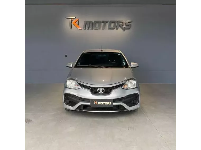 Toyota Etios Prata 3