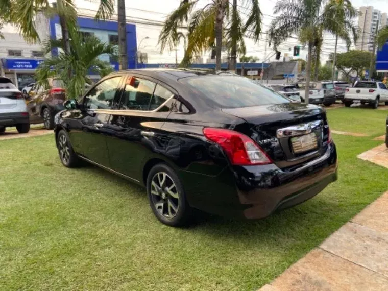 Nissan Versa Preto 6